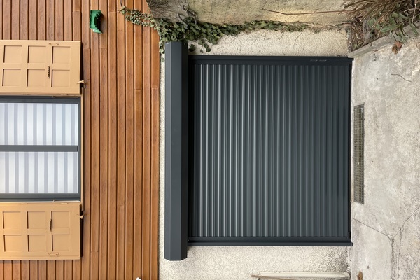 Installation d'une porte de garage enroulable HÖRMANN RollMatic - 74330 Poisy (Haute-Savoie)