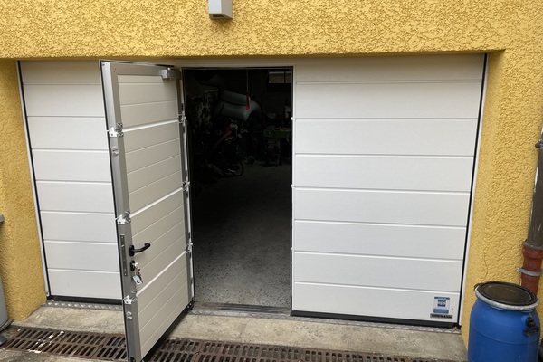 Installation d'une porte de garage sectionnelle HÖRMANN motorisée avec portillon intégré