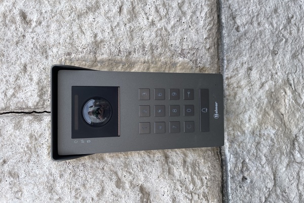 Installation d'un visiophone GOLMAR SOUL relié aux commandes d'ouverture du portail et de son portillon adjacent