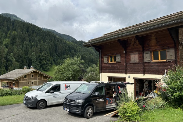 Installation d'une porte sectionnelle HÖRMANN motorisée isolante avec portillon intégré - 74450  Le Grand Bornand (Haute Savoie)