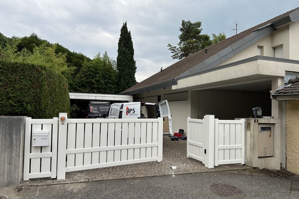 Portail avec motorisations intégrées PREFALU Platinium 2 battants, parties fixes et boite aux lettres
