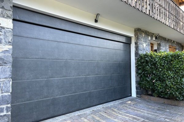 Porte de garage sectionnelle motorisée HÖRMANN LPU 42 finition DURAGRAIN - 74110 MORZINE