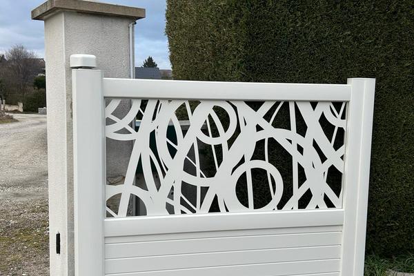 Installation d'un portail 2 battants PREFALU PLATINIUM avec motorisation SOMFY intégrée - Moteurs invisibles
