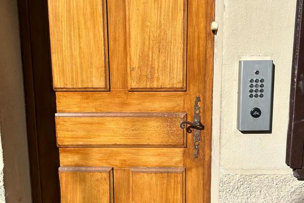 Installation d'un clavier à code et lecteur de badges norme VIGiK de la marque INTRATONE