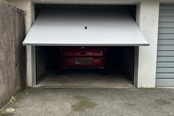 Installation d'une porte de garage basculante manuelle HORMANN Berry