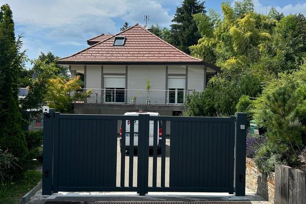 Portail PREFALU 2 battants obliques avec kit motorisation ROGER TECHNOLOGY - 74290  Menthon St Bernard