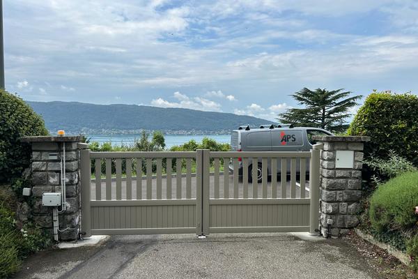 Installation Portail 2 battants PREFALU PLATINIUM avec gonds remonte pente - Veyrier du Lac (74290)