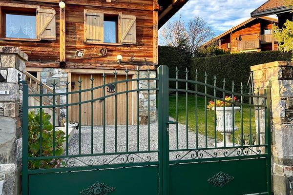 Installation d'un portail aluminium manuel 2 battants de marque PREFALU