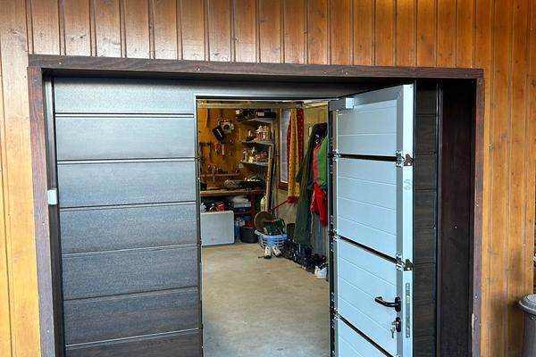 Pose de 2 portes sectionnelles motorisées de marque HORMANN avec portillon intégré au tablier
