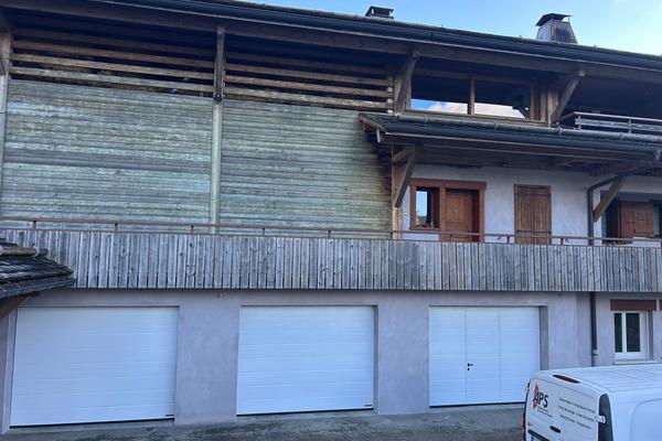 Installation de 5 Portes Sectionnelles HORMANN motorisées sur une Exploitation Agricole au Grand Bornand (74450)