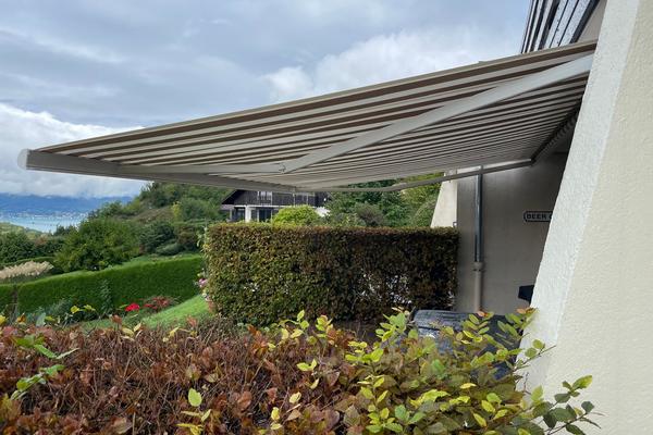 Installation Storebanne Franciaflex Dickson Orchestra avec moteur somfy io - 74290 Talloires