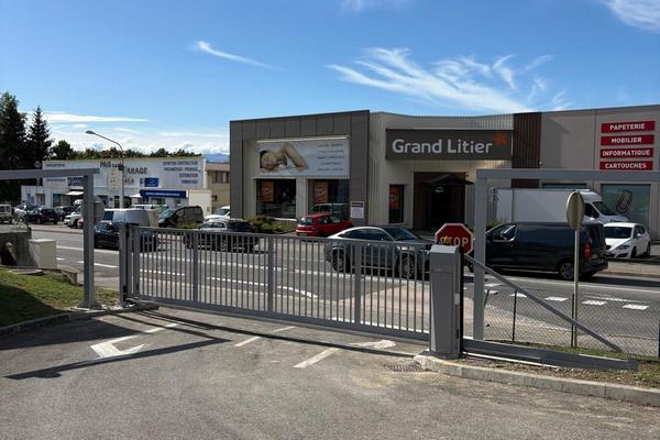 CHANTIER INDUSTRIEL ALINÉA - INSTALLATION DE 2 PORTAILS AUTOPORTES DE 4M ET 7M  